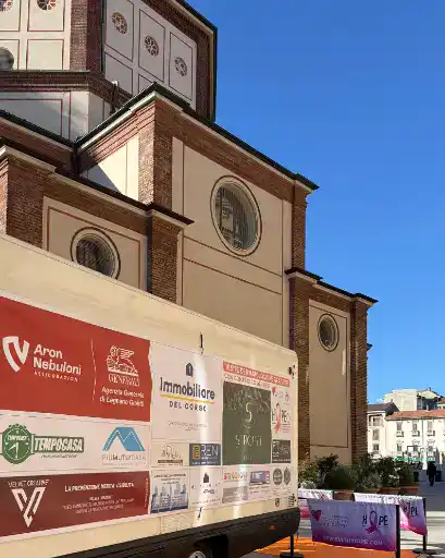 Immagine di uno stand di Nebuloni Assicurazioni durante l'evento di prevenzione dermatologica HOPE.